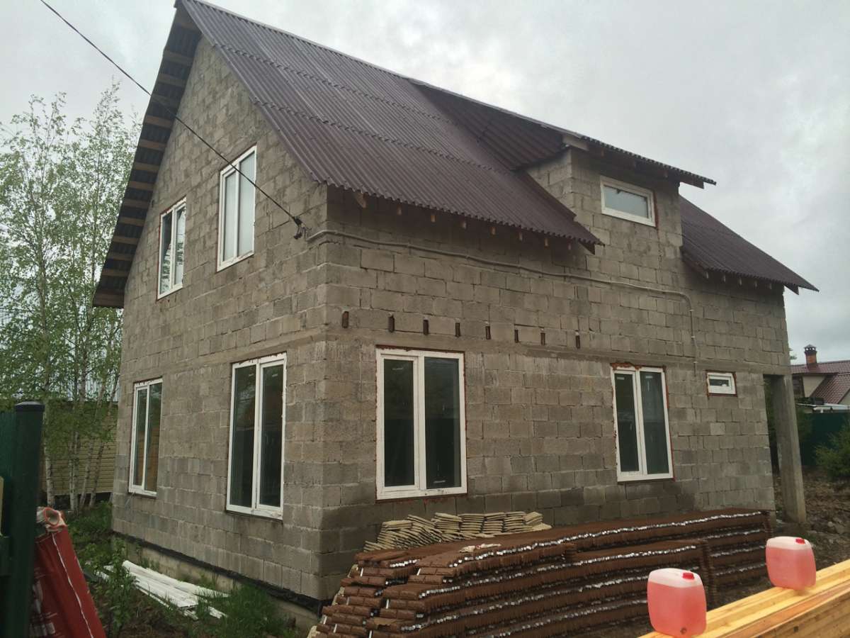 дом из  керамзито-бетонных блоков, облицованный плиткой «под кирпич»