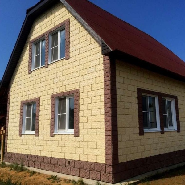 Небольшой деревянный дом простой геометрии