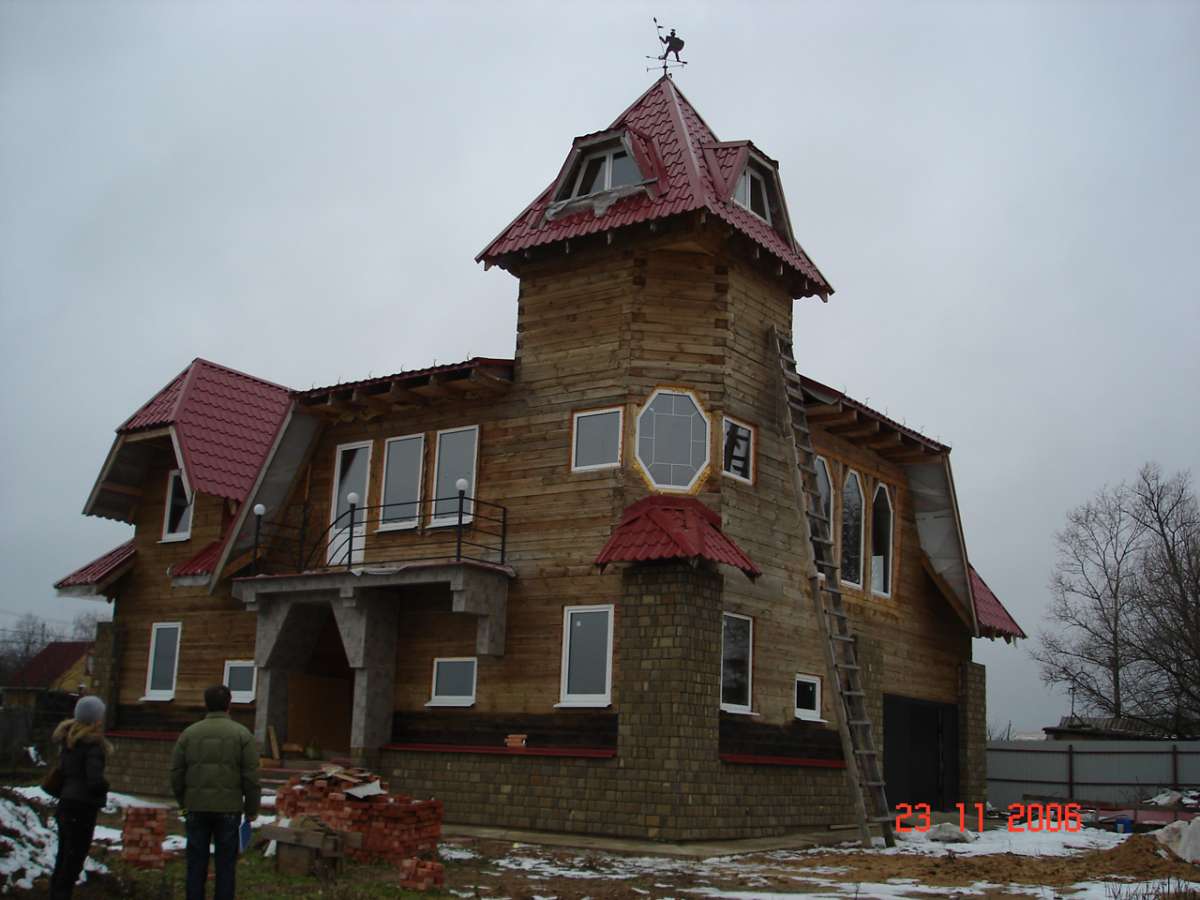 Замок из дерева, облицованный плиткой Замок из дерева, облицованный плиткой